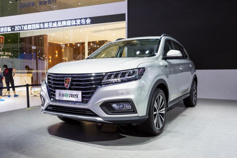 全新榮威950、榮威e950定義“高級轎車” 成都車展亮相售價16.88萬起 互聯(lián)網(wǎng)汽車上市一周年 系統(tǒng)升級帶來顛覆式進(jìn)化