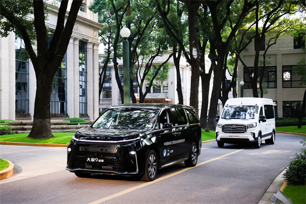 上汽集團(tuán)向進(jìn)博會(huì)交付750輛“政要接待用車”