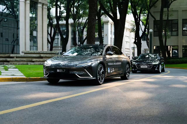 上汽集團(tuán)向進(jìn)博會(huì)交付750輛“政要接待用車”