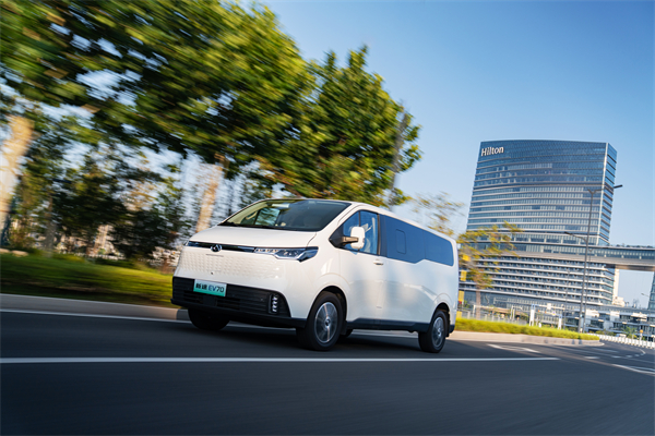 上汽大通MAXUS輕客家族“三電齊發(fā)”，大拿M1攜手2025款新途EV70、新途EV90上市發(fā)布
